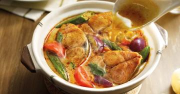 Nasi Dagang dengan Kari Ikan Tongkol dan Acar Jelatah