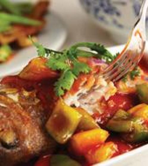 Nasi Dagang dengan Kari Ikan Tongkol dan Acar Jelatah