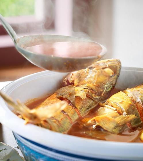 Nasi Dagang dengan Kari Ikan Tongkol dan Acar Jelatah