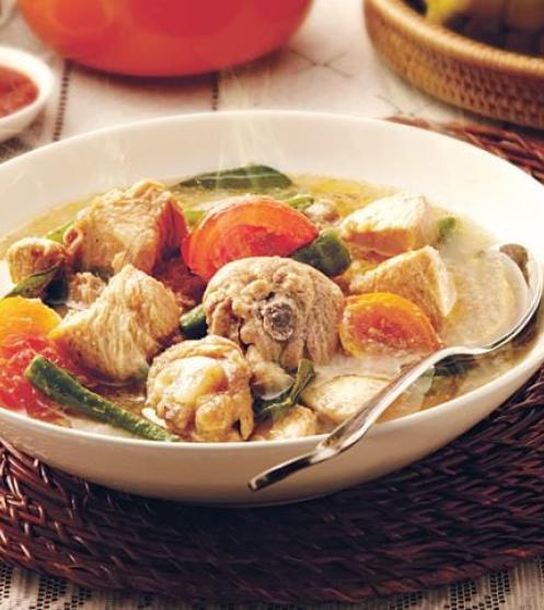 Nasi Dagang dengan Kari Ikan Tongkol dan Acar Jelatah