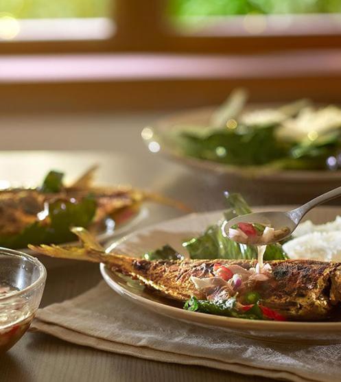 Nasi Dagang dengan Kari Ikan Tongkol dan Acar Jelatah