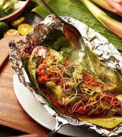 Nasi Dagang dengan Kari Ikan Tongkol dan Acar Jelatah