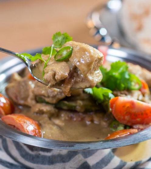 Nasi Dagang dengan Kari Ikan Tongkol dan Acar Jelatah