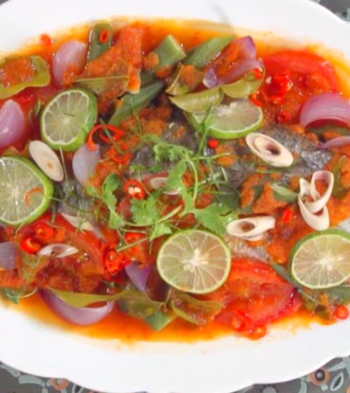 Nasi Dagang dengan Kari Ikan Tongkol dan Acar Jelatah
