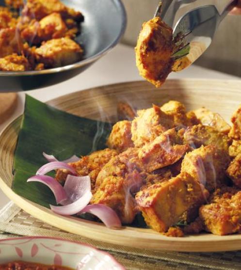 Nasi Dagang dengan Kari Ikan Tongkol dan Acar Jelatah