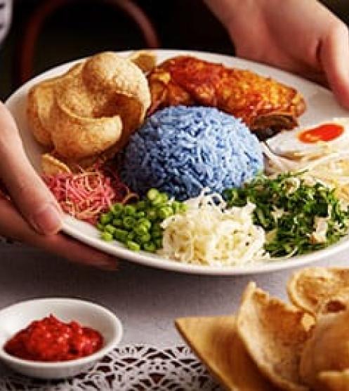 Nasi Dagang dengan Kari Ikan Tongkol dan Acar Jelatah